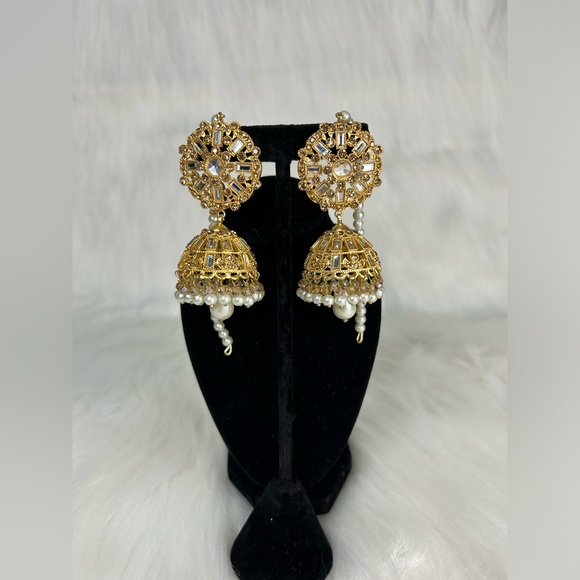 Beautiful Golden Jhumka Earrings With Ear Chain. - Picture 4 of 6